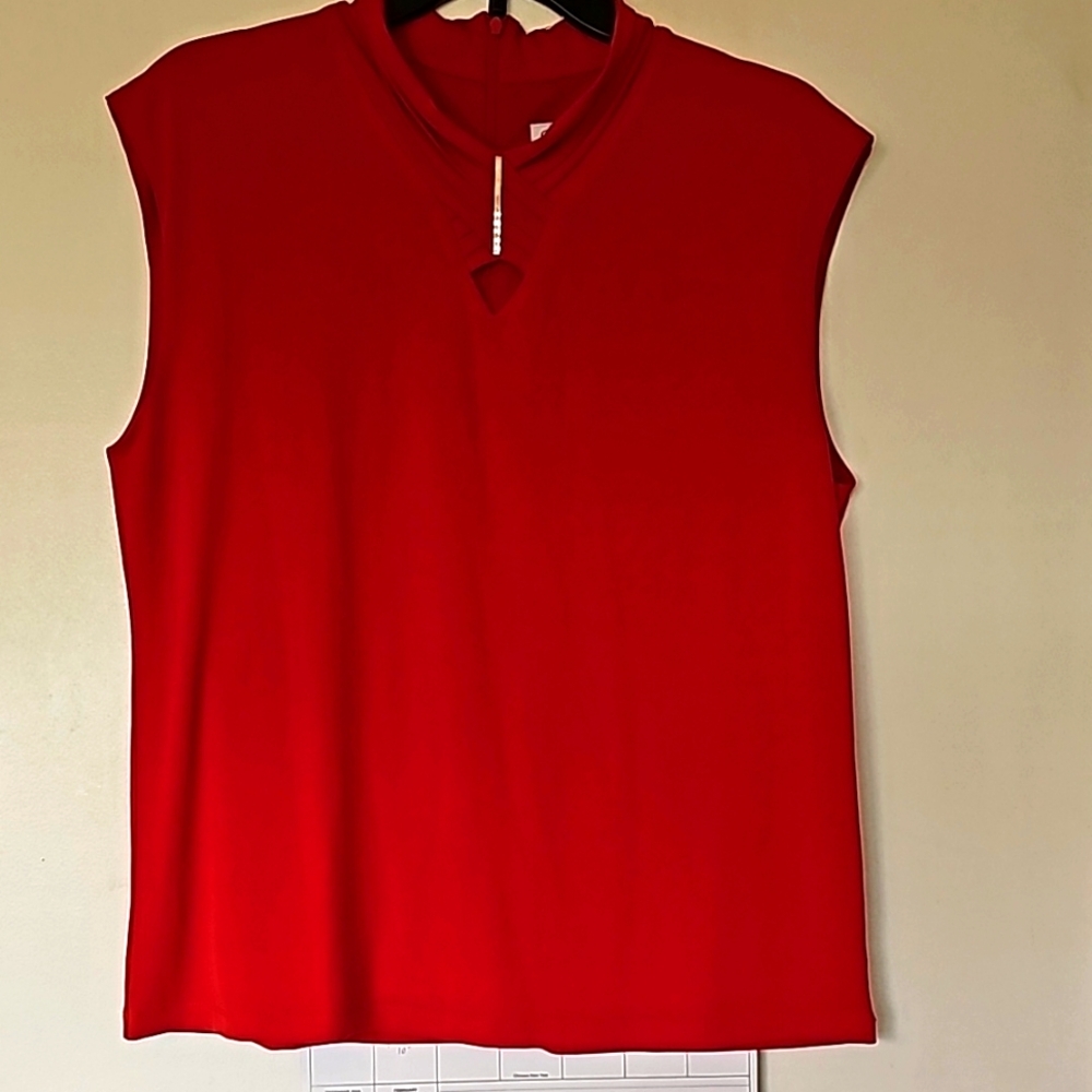Carmen top in size XL.